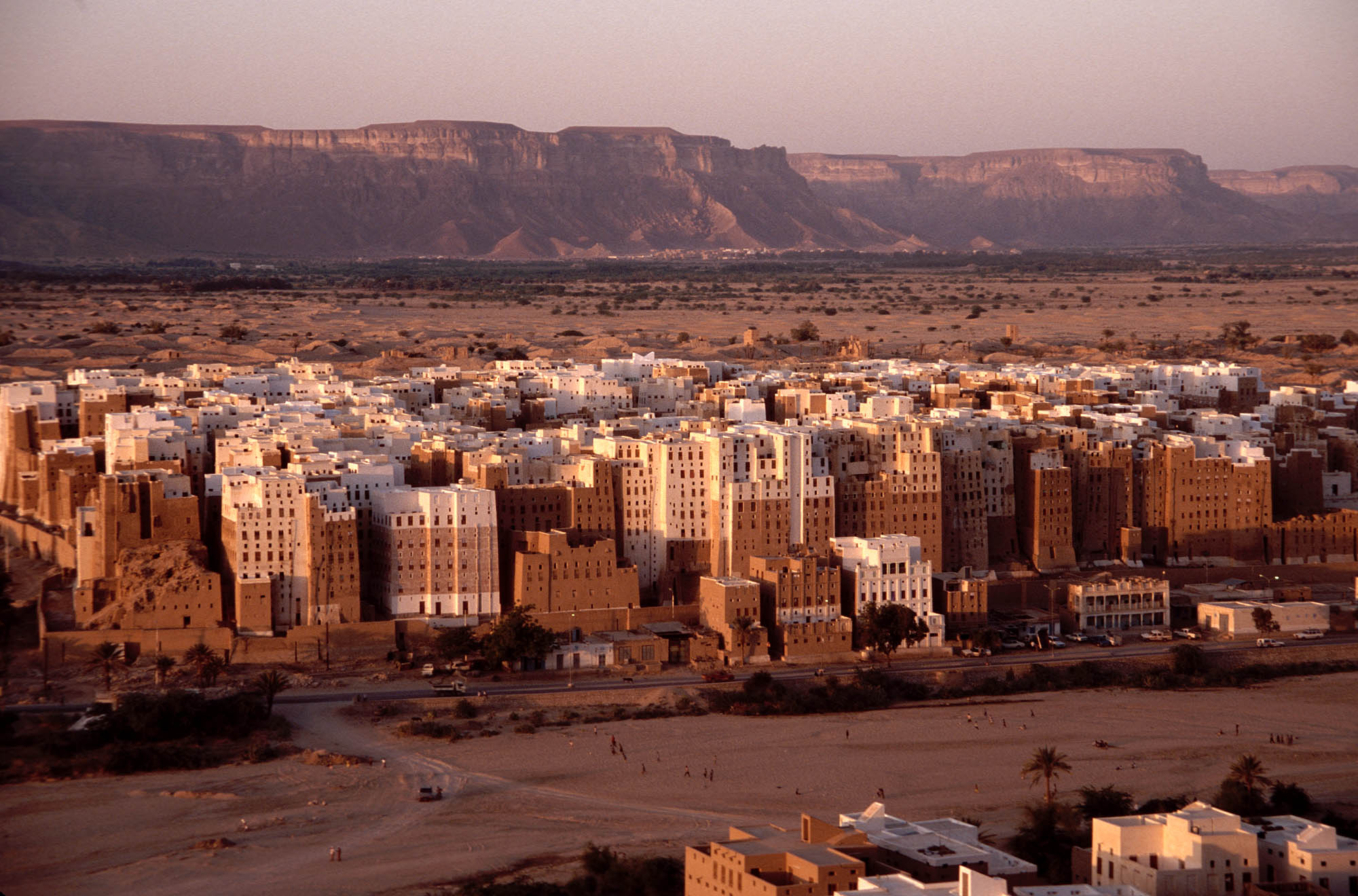 شبام حضرموت: “مانهاتن الصحراء” وأعجوبة العمارة الطينية